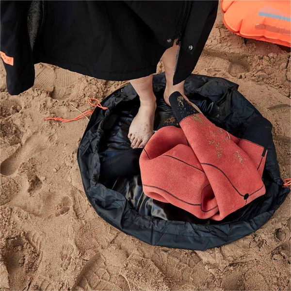2026 ZONE3 Neoprenanzug-Wickelauflage RA24WSCM101 - Black / Orange